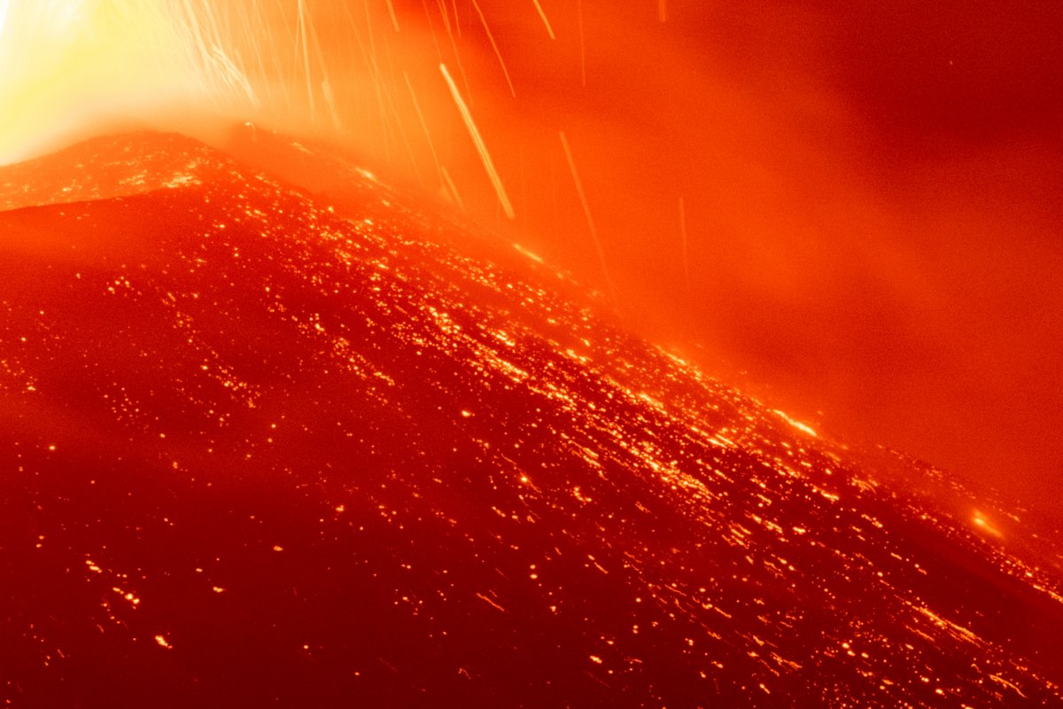 İtalya da Etna Yanardağı patladı #1