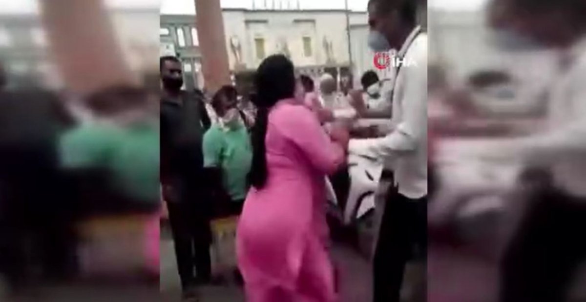 Unmasked women beat the man in charge in India #4