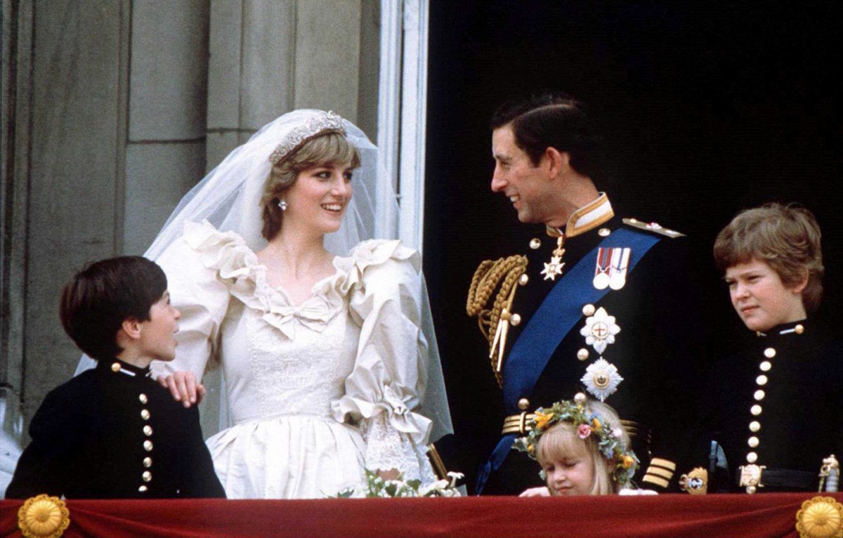 Prens Charles ve Diana nın düğün pastası açık artırmada satıldı #2
