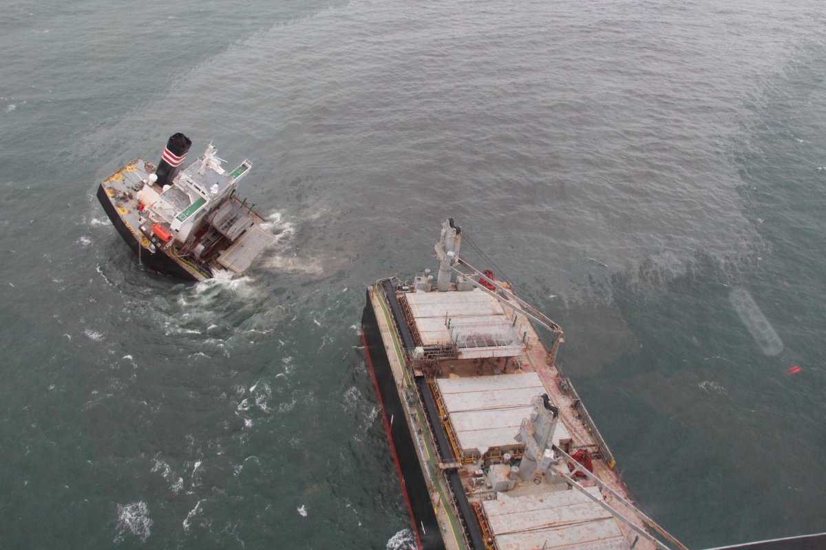 Cargo ship stranded in Japan split in half #2
