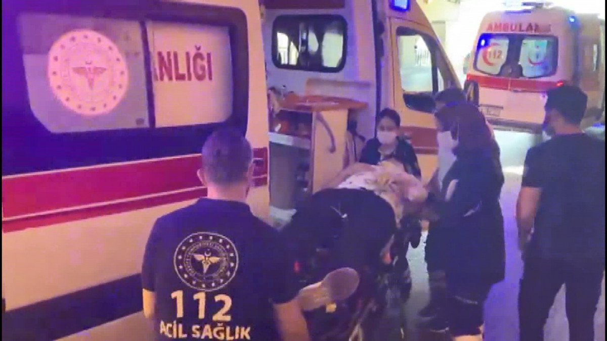 Fatih te, Topkapı alt geçidinde 2 otomobil çarpıştı: 4 yaralı #4