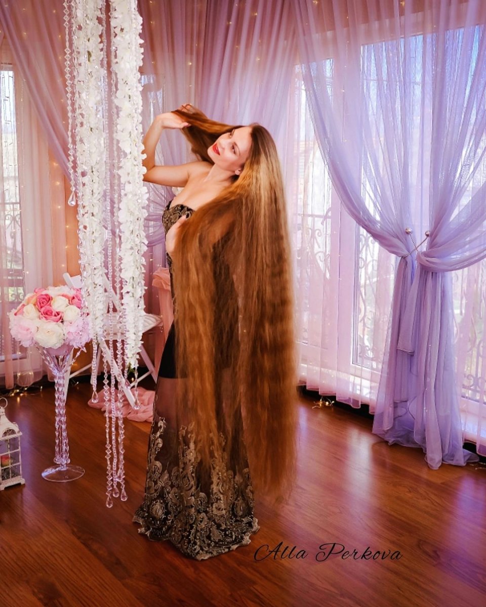 Ukraynalı kadın boyundan uzun saçlarını hiç kestirmedi #3