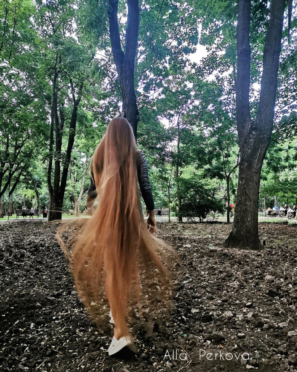 Ukraynalı kadın boyundan uzun saçlarını hiç kestirmedi #4
