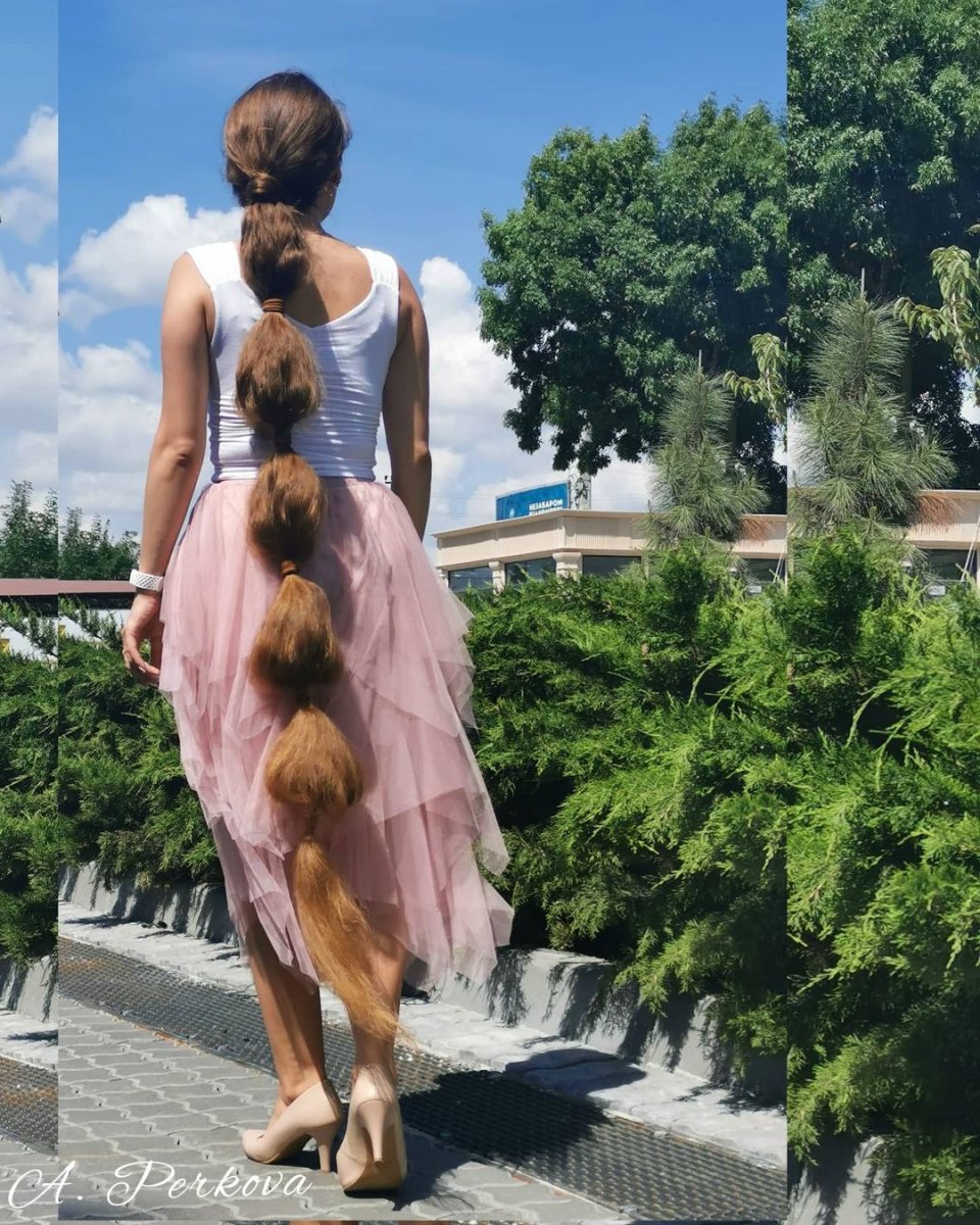 Ukraynalı kadın boyundan uzun saçlarını hiç kestirmedi #5