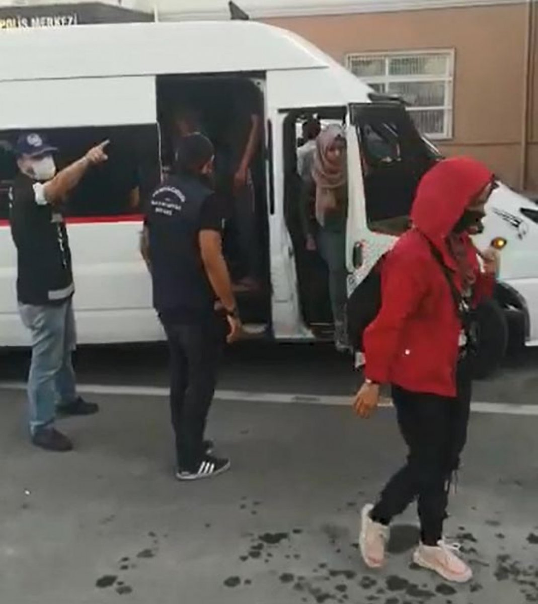 Kocaeli de minibüste 38 kaçak göçmen yakalandı, sürücü tutuklandı #3