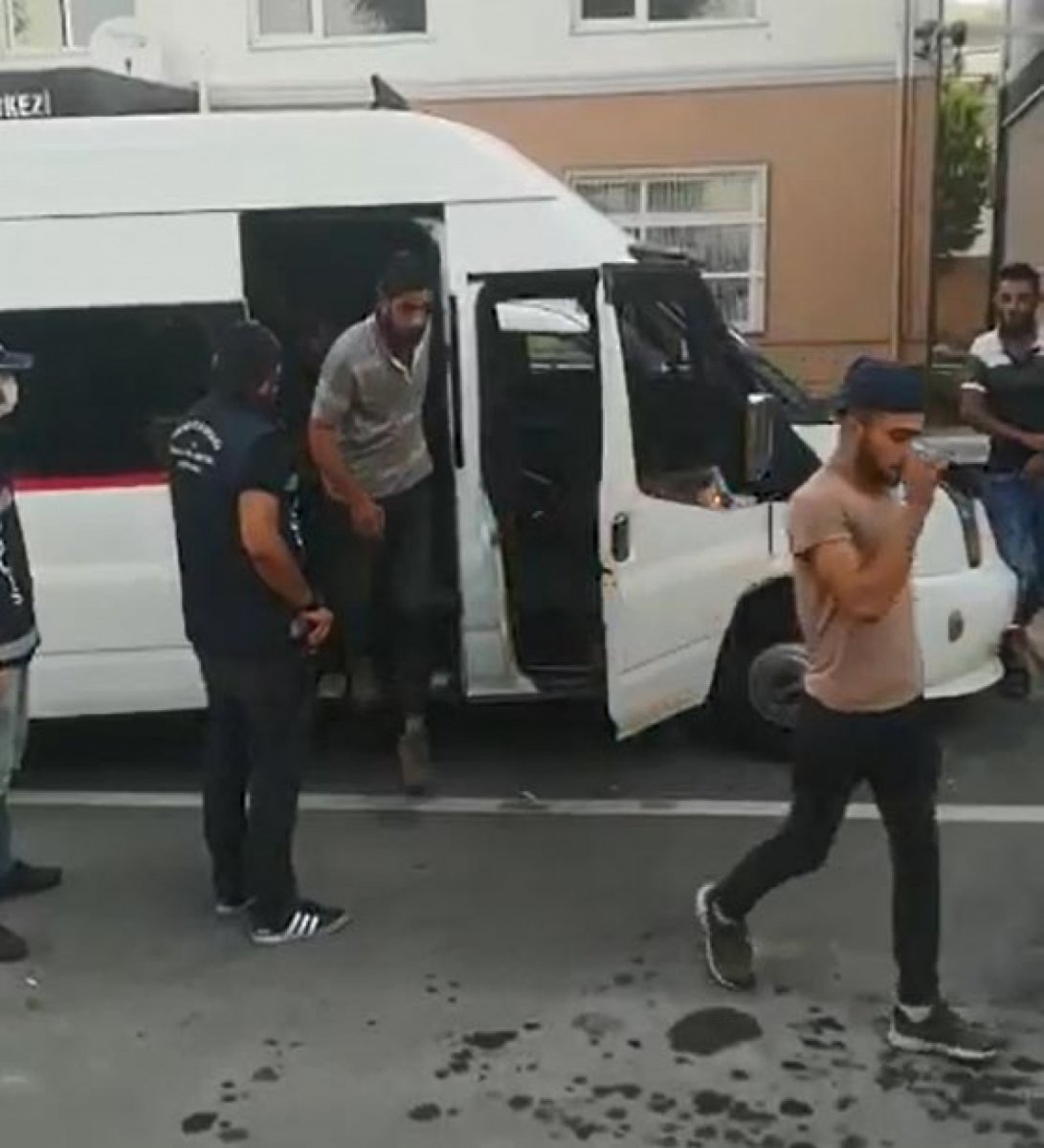 Kocaeli de minibüste 38 kaçak göçmen yakalandı, sürücü tutuklandı #2