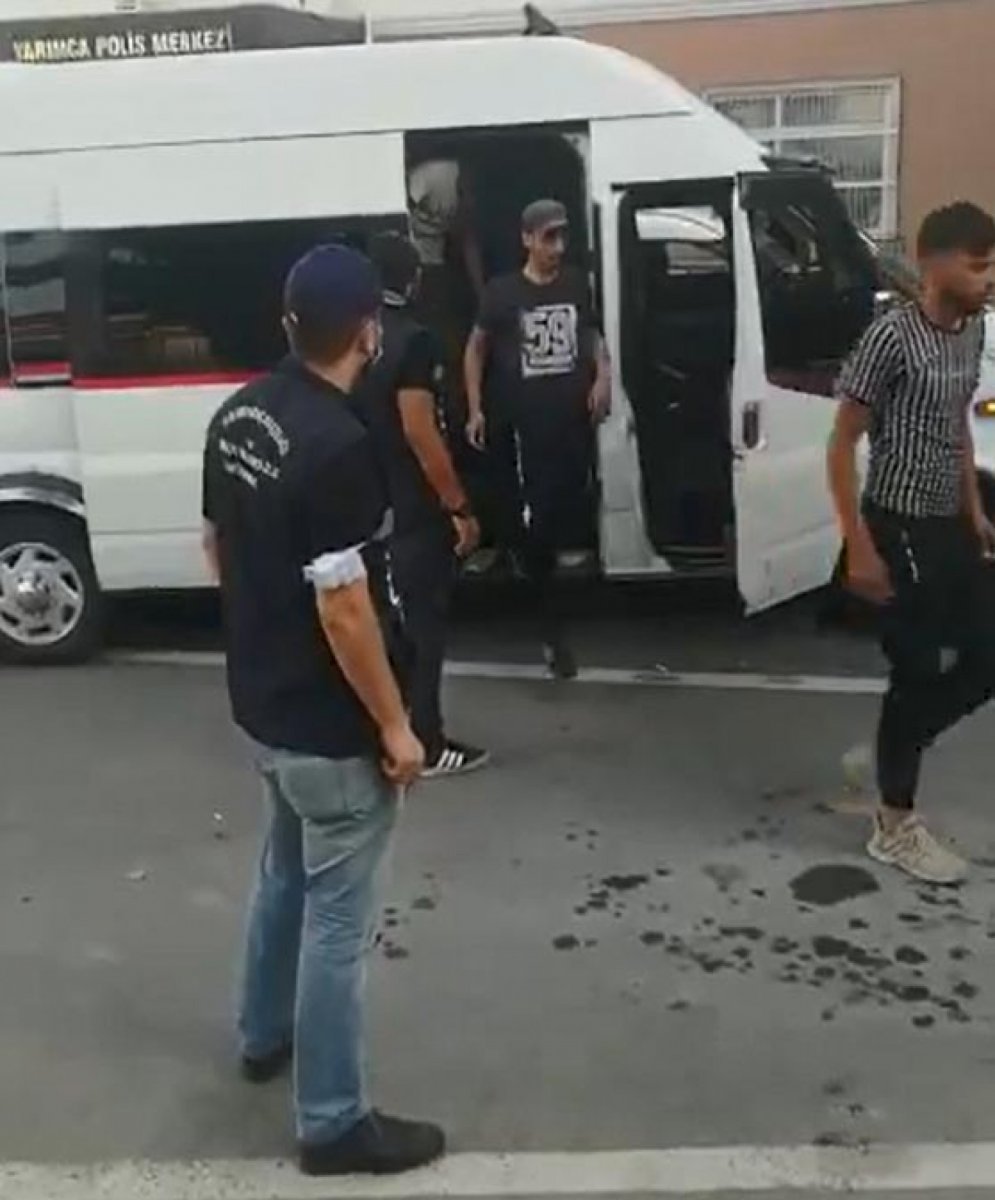 Kocaeli de minibüste 38 kaçak göçmen yakalandı, sürücü tutuklandı #1
