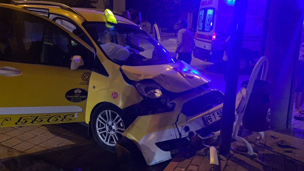 Bursa da ticari taksi ile yabancı plakalı araç çarpıştı: 2 yaralı #3