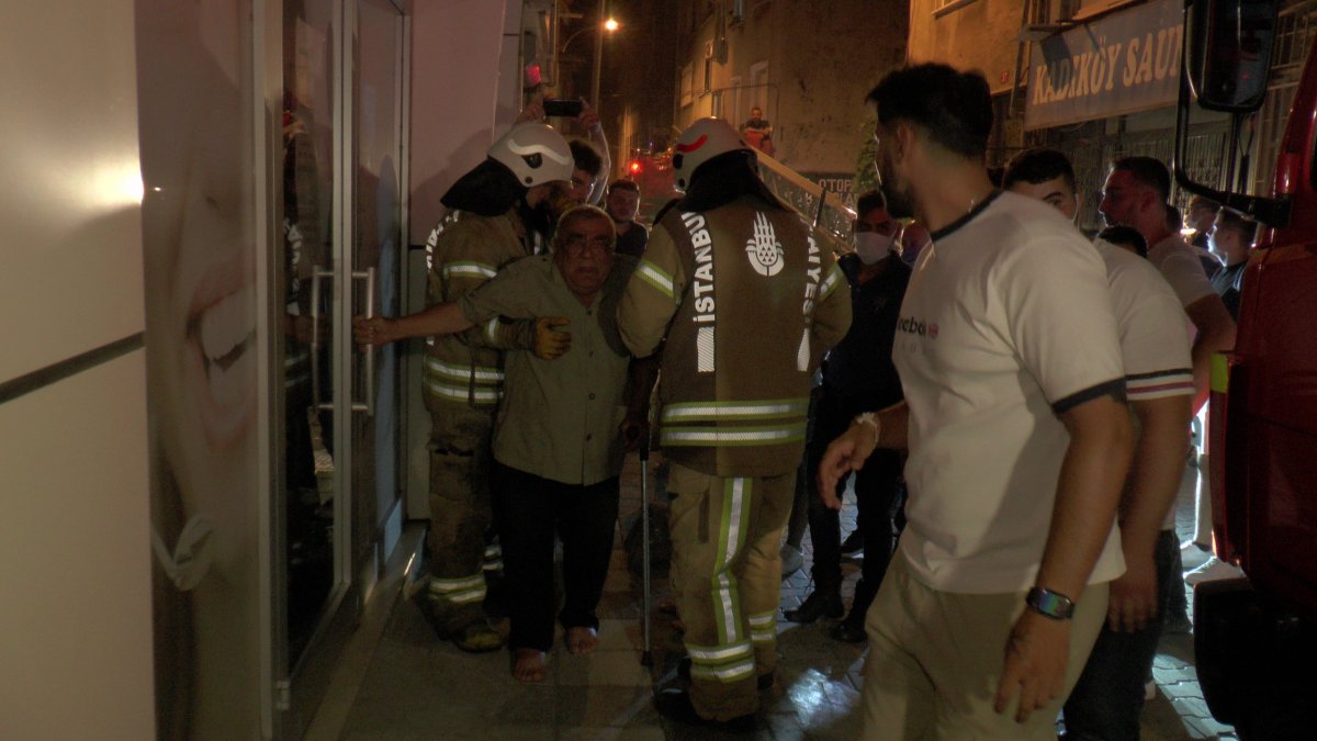 İstanbul da apartmanda yangın çıktı: 3 yaralı #1