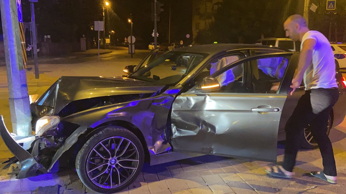 Bursa da ticari taksi ile yabancı plakalı araç çarpıştı: 2 yaralı #1