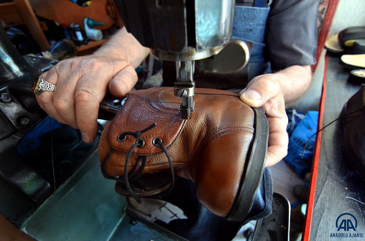 Konyalı Mehmet Usta, kendisi gibi yürüme engelliler için özel ayakkabı üretiyor #5