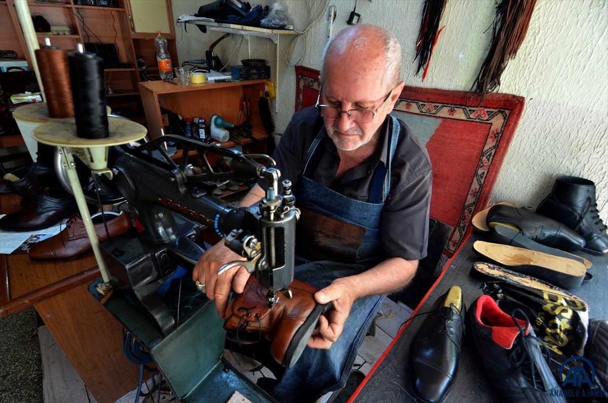 Konyalı Mehmet Usta, kendisi gibi yürüme engelliler için özel ayakkabı üretiyor #4
