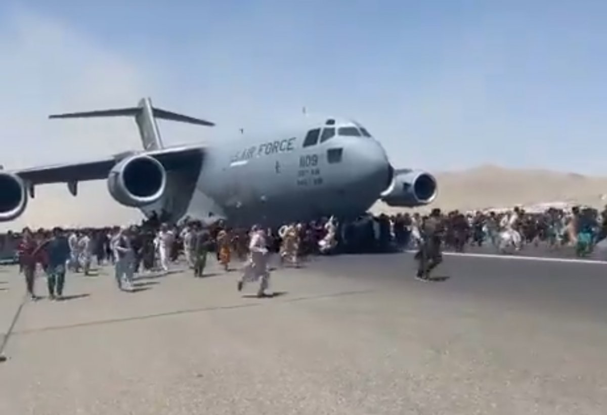 Three people fell from the plane they were holding during the flight in Kabul #3