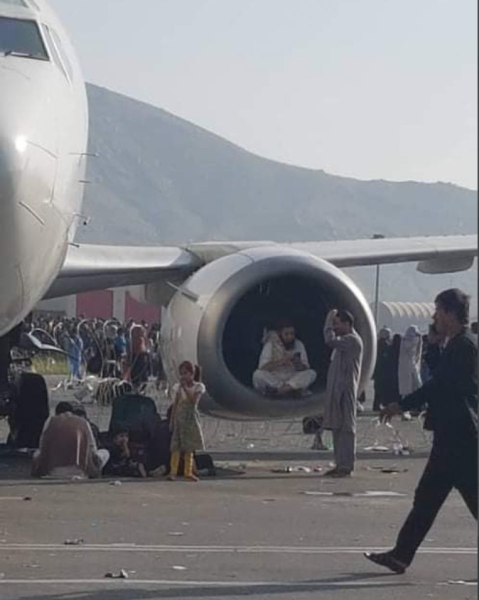 Three people fell from the plane they were holding during the flight in Kabul #4