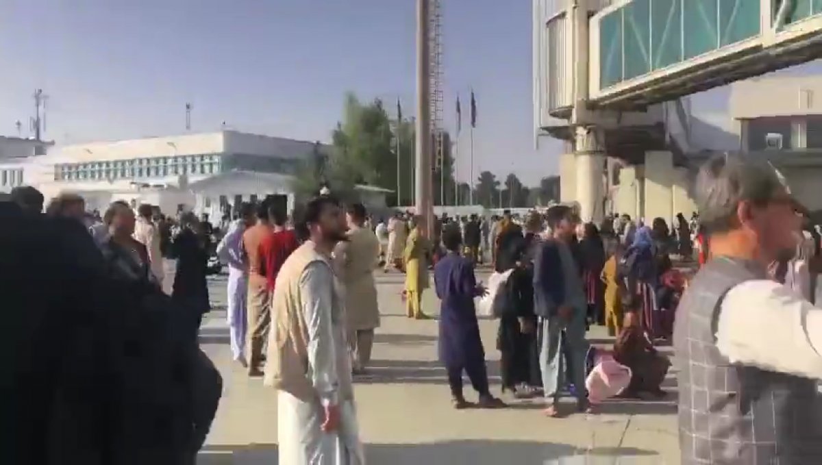 Yüzlerce Afgan, uçağa binebilmek için birbirini ezdi #5