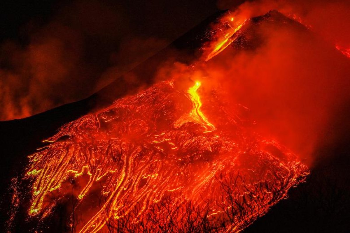 İtalya da Etna Yanardağı nın boyu 30 metre uzadı #1