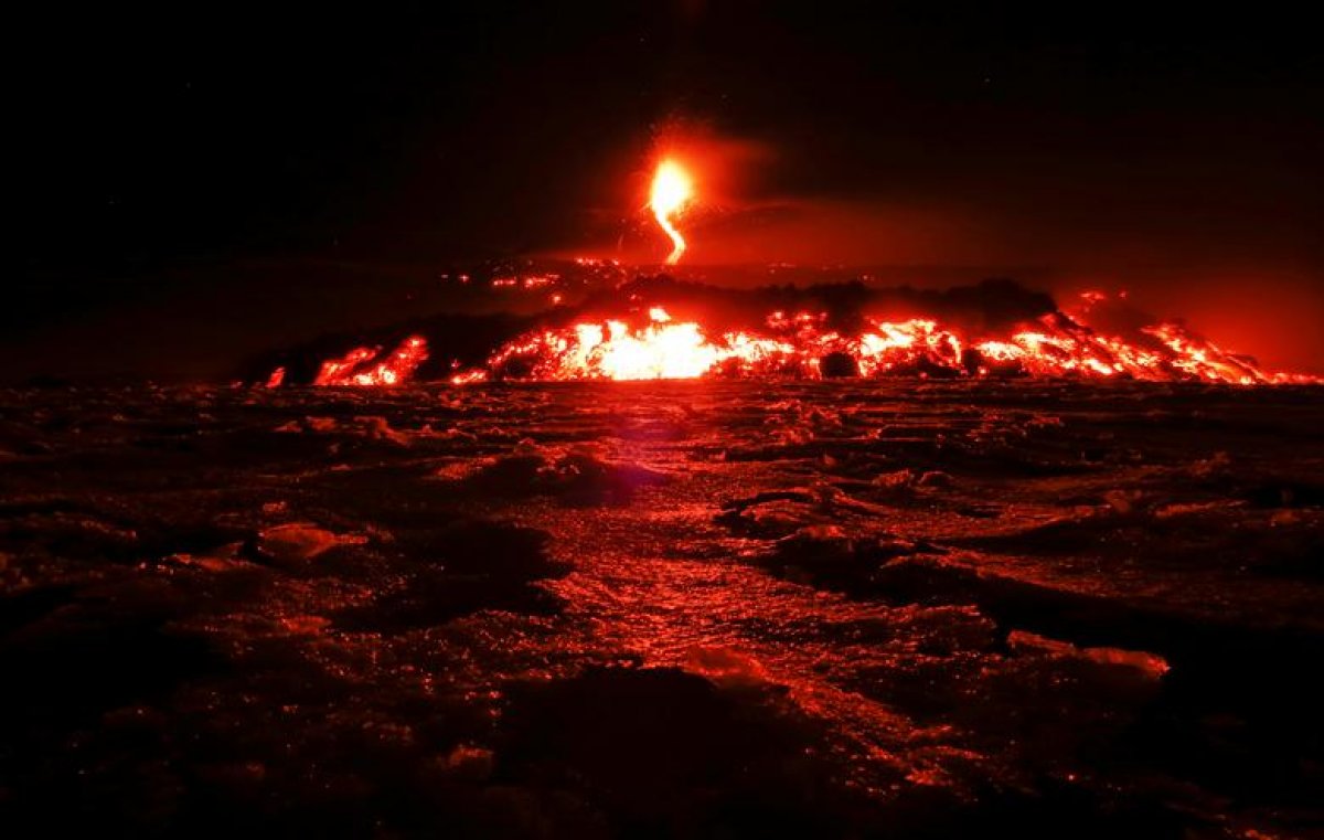 İtalya da Etna Yanardağı nın boyu 30 metre uzadı #2