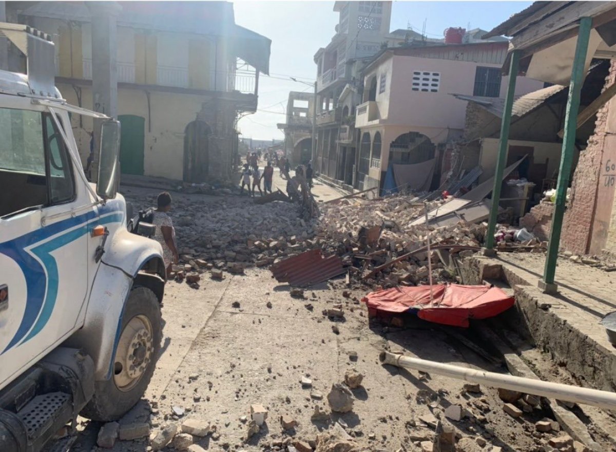 The death toll in the earthquake off Haiti rose to 1297 #4