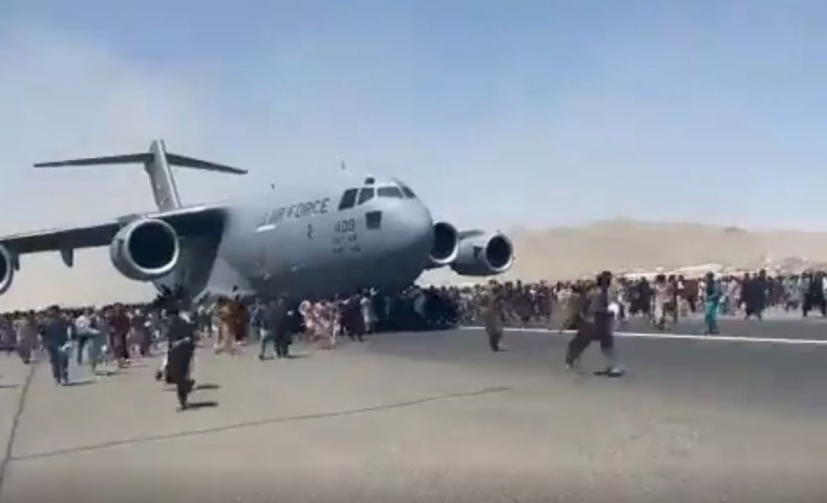 Afghans trying to hold on to the plane in Kabul were seen #1