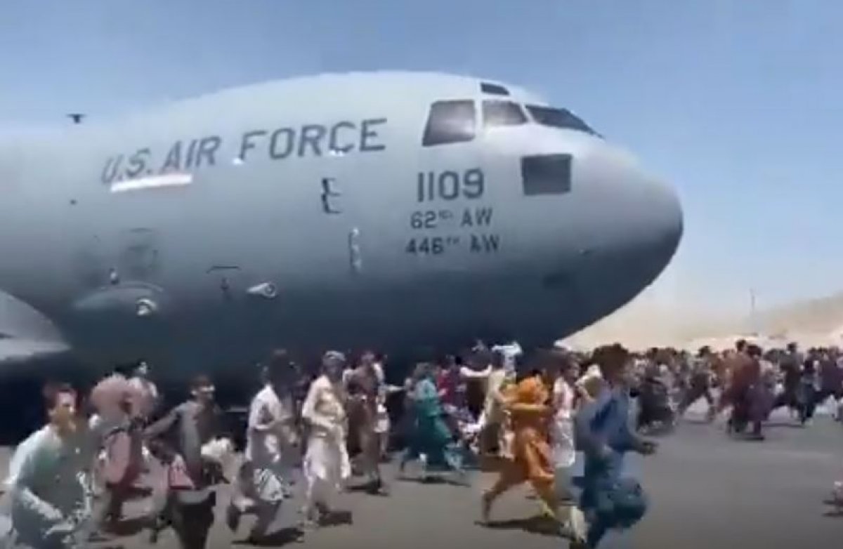 Afghans trying to hold on to the plane in Kabul were seen #2