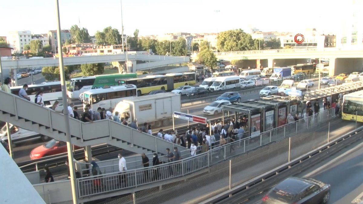 İstanbul da metrobüs bozulunca duraklarda yoğunluk oluştu #1