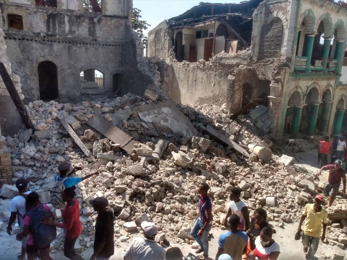 The death toll in the Haiti earthquake rose to 1419 #3