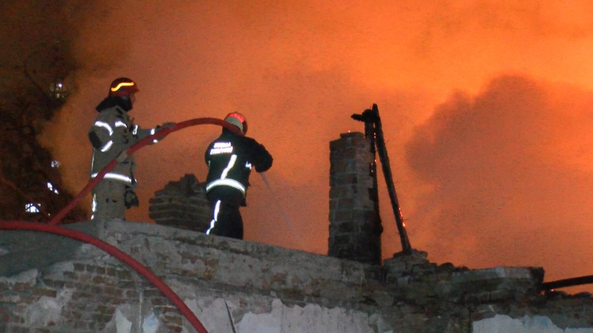 Bursa'da yanan 2 katlı metruk bina çöktü 