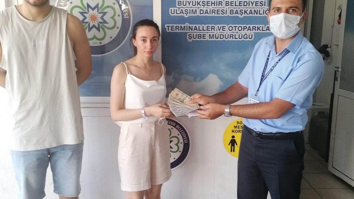 Bodrum’da Rus turistin unuttuğu 1210 doları teslim etti