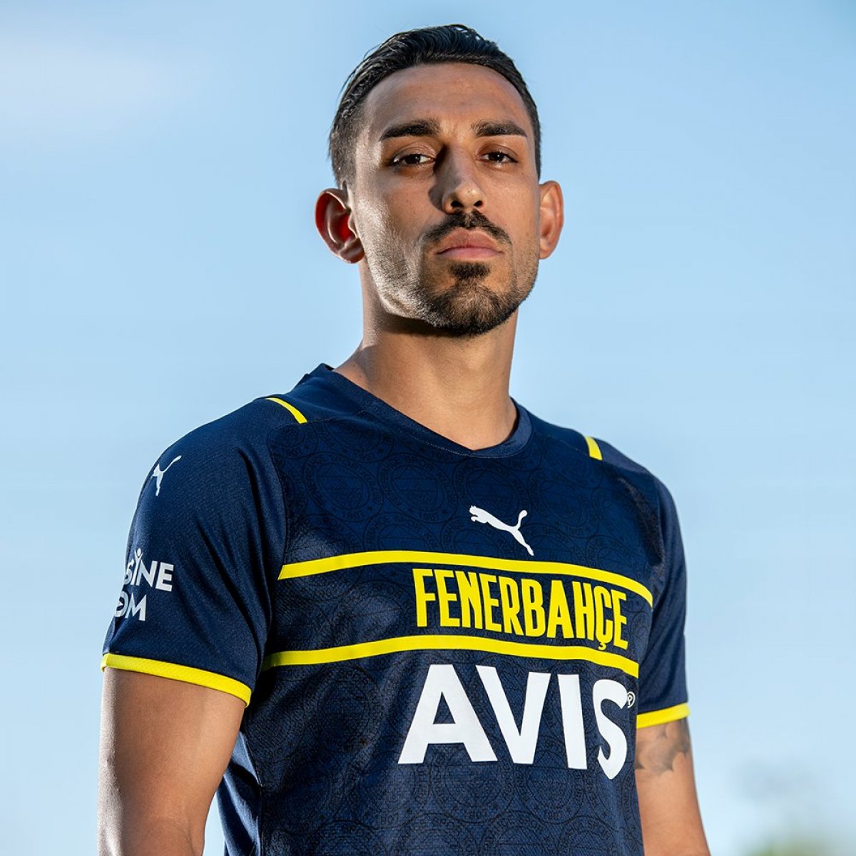 Fenerbahçe nin üçüncü forması tanıtıldı #1