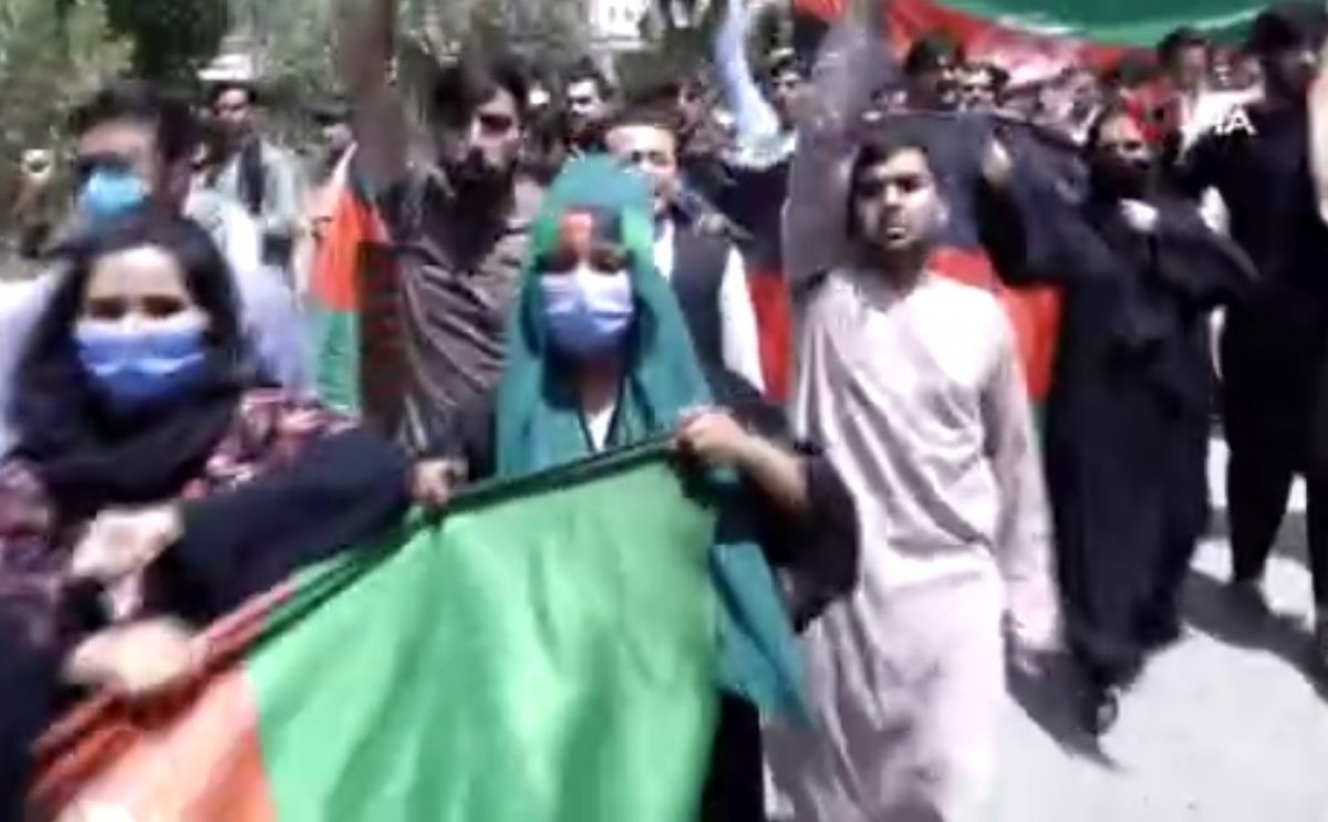 Kabil’deki Bağımsızlık Günü yürüyüşünde silah sesleri #1