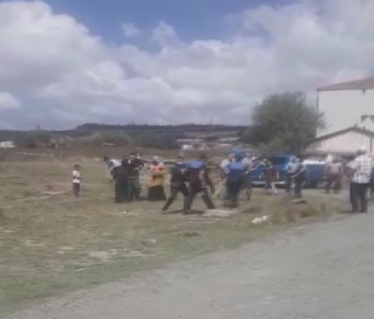 Arnavutköy’de kaçak ahırların yıkımı sırasında sopalı kavga #4