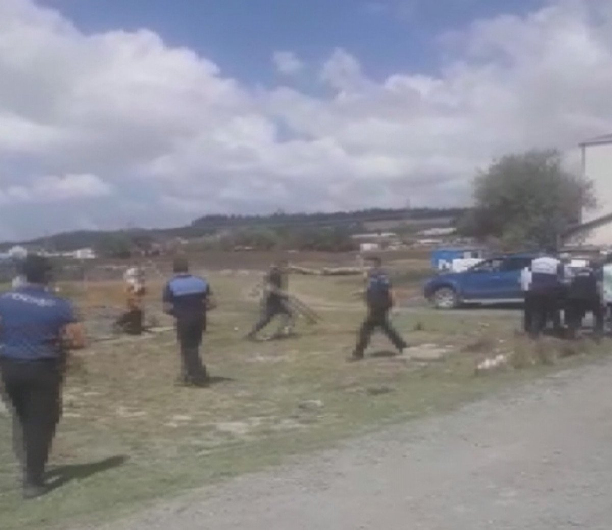 Arnavutköy’de kaçak ahırların yıkımı sırasında sopalı kavga #1