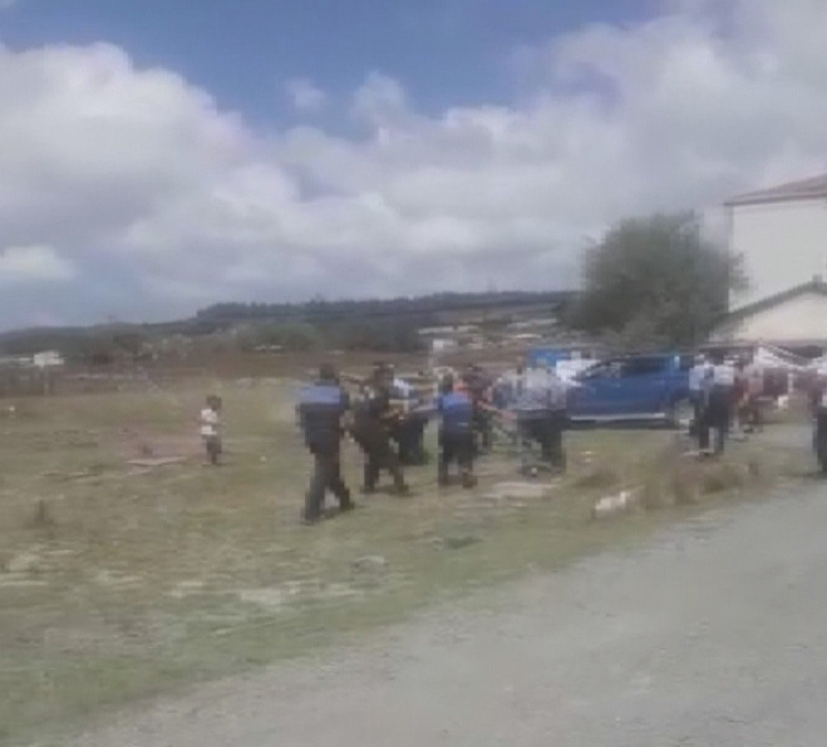 Arnavutköy’de kaçak ahırların yıkımı sırasında sopalı kavga #3