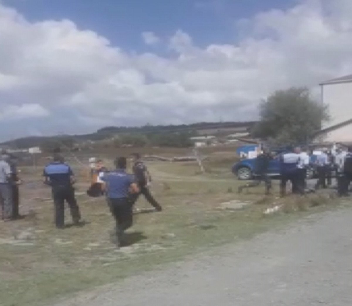 Arnavutköy’de kaçak ahırların yıkımı sırasında sopalı kavga #2