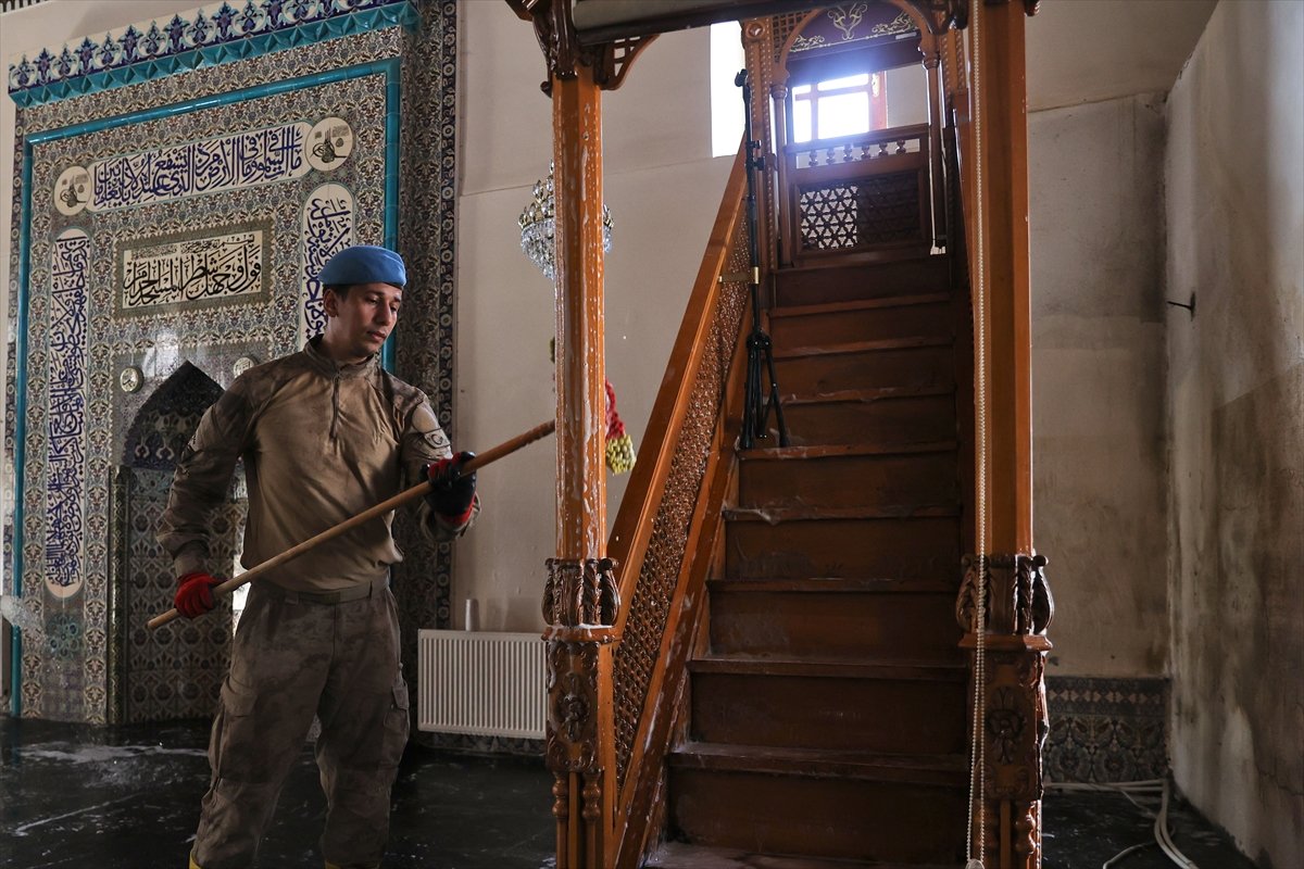 Kastamonu da komandolar, camiyi su ve köpükle yıkadı #6