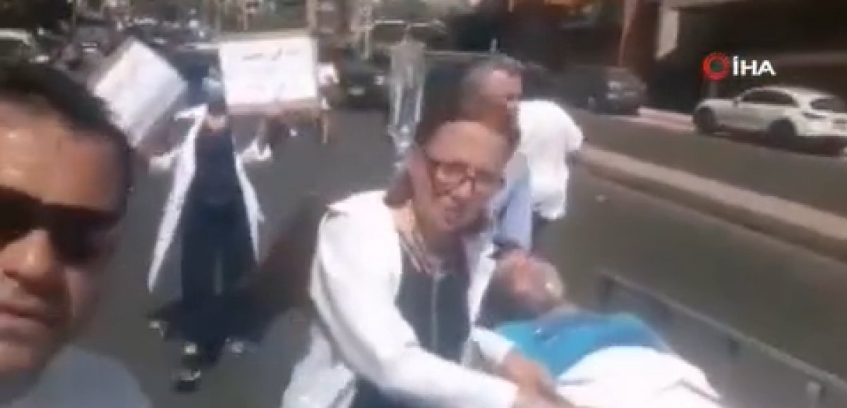 Lübnan’da ambulansın benzini bitti, hastaları yürüyerek taşıdılar #1