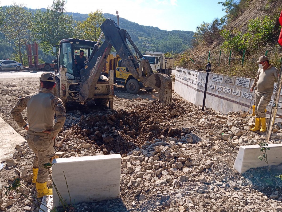 Kastamonu da şehit mezarını komandolar temizledi #2