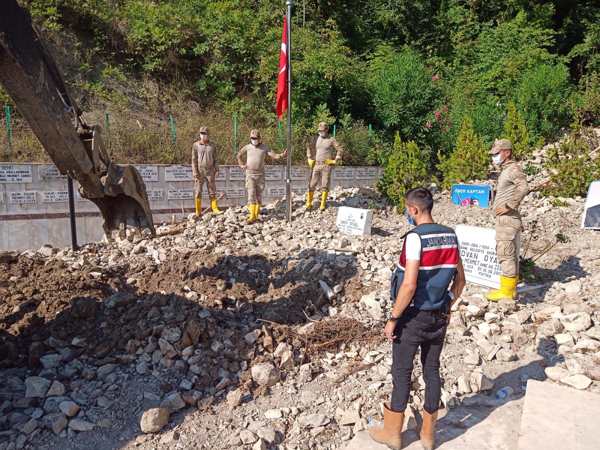 Kastamonu da şehit mezarını komandolar temizledi #1