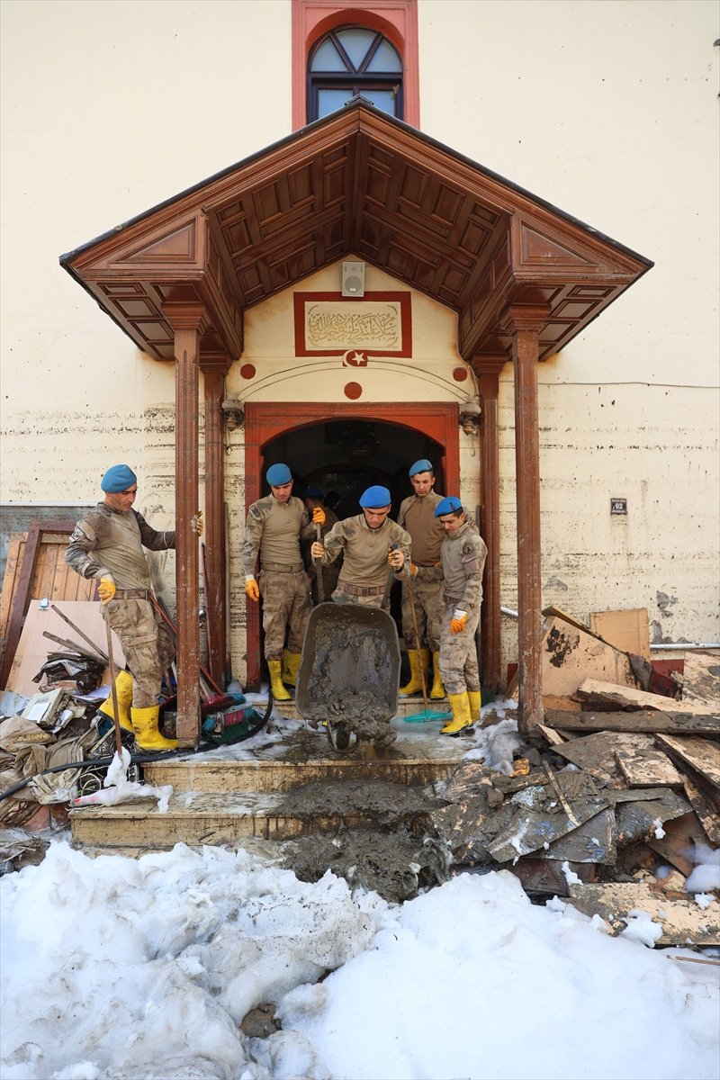 Kastamonu da komandolar, camiyi su ve köpükle yıkadı #4