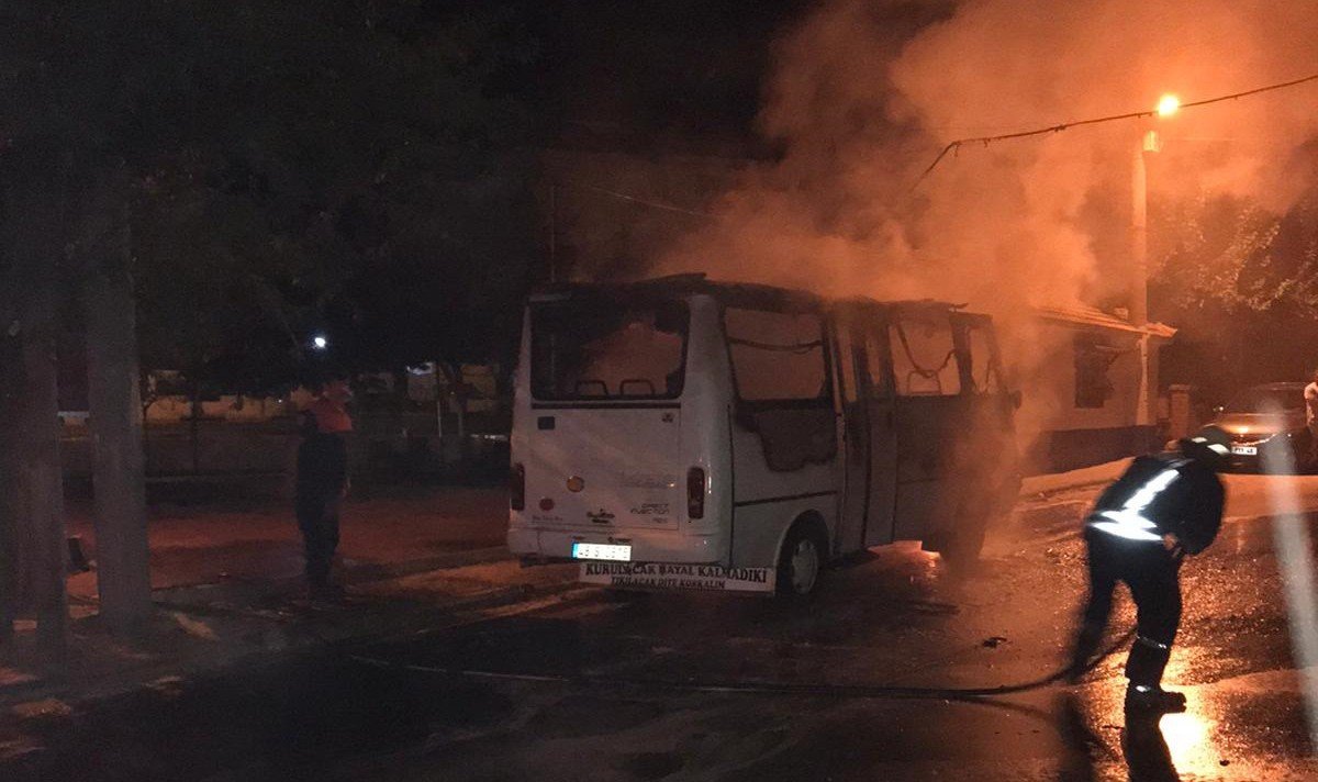 Muğla’da park halindeki minibüs alev alev yandı #2