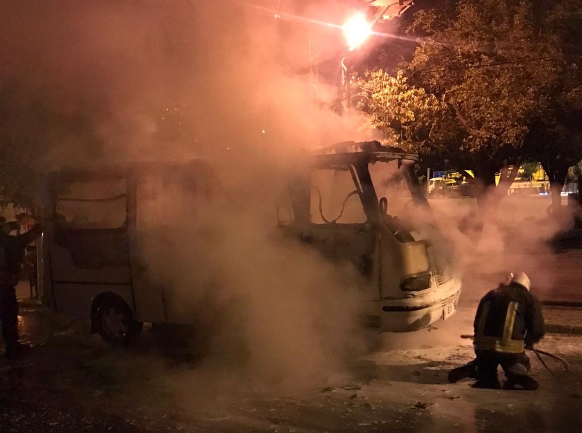 Muğla’da park halindeki minibüs alev alev yandı #3