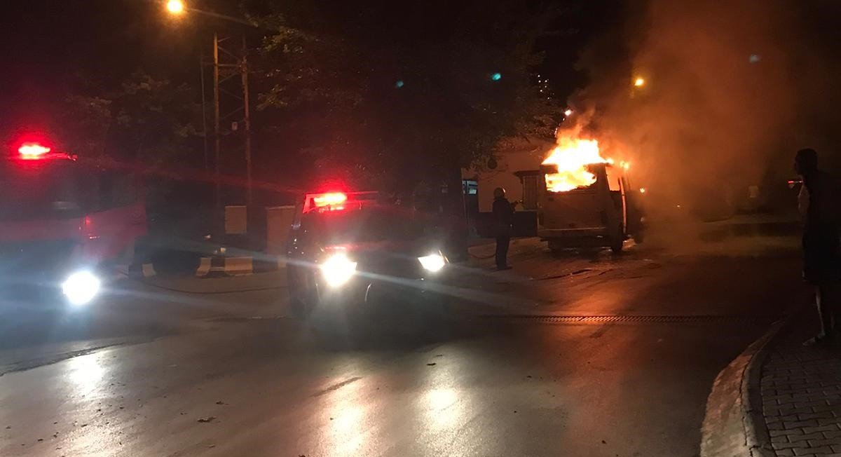 Muğla’da park halindeki minibüs alev alev yandı #4