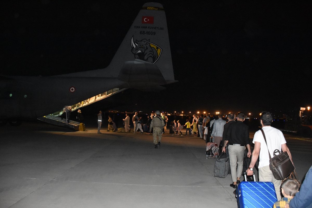 Afganistan daki Türk vatandaşlar tahliye edildi #1