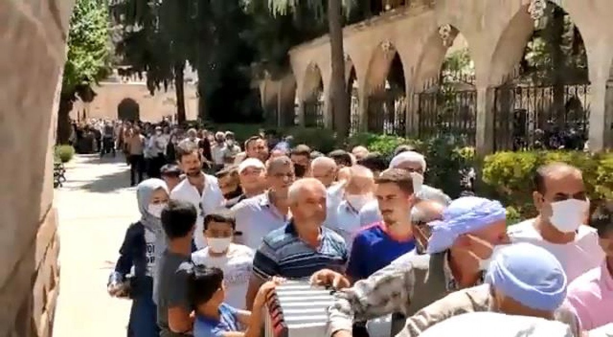 Şanlıurfa’da aşure dağıtımı sırasında izdiham #6