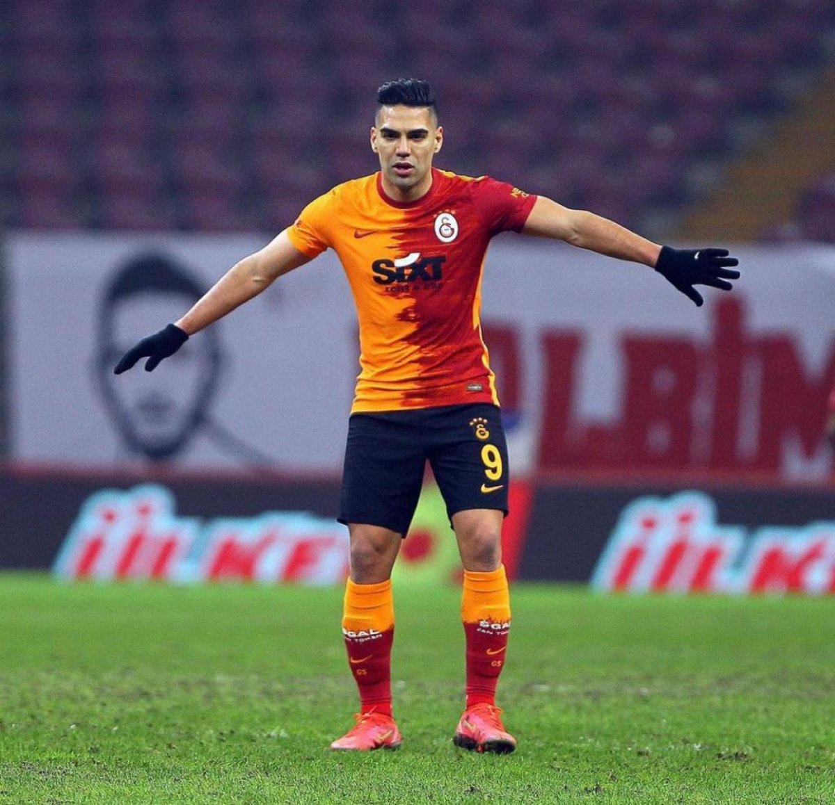 Radamel Falcao ayrılmıyor #1