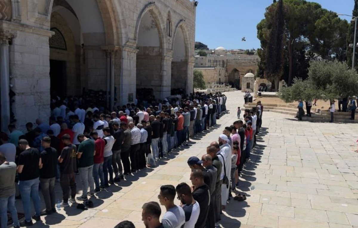 45 bin Filistinli Mescid-i Aksa da cuma namazını kıldı #1