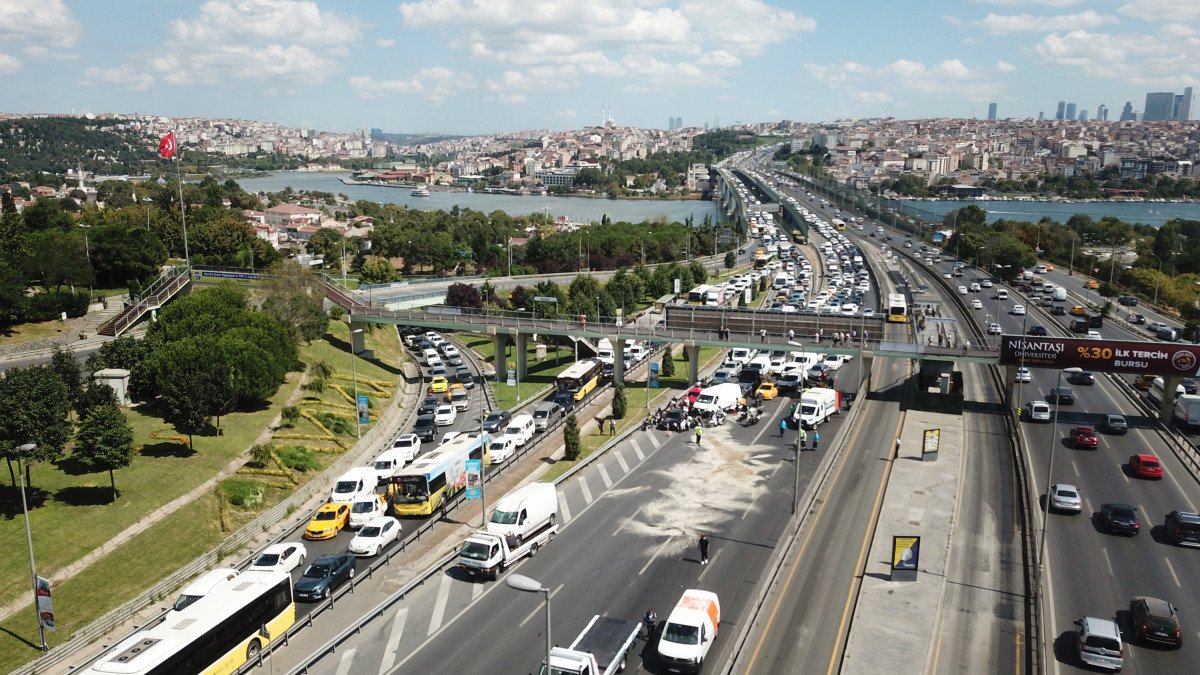 Haliç Köprüsü nde kazaya neden olan iki kişi kaçtı  #6