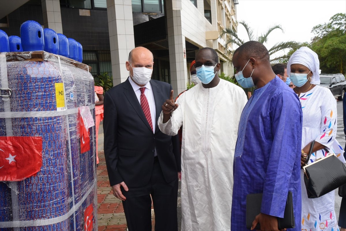 Türkiye nin gönderdiği 12 tonluk tıbbı malzeme, Senegal e ulaştı #1