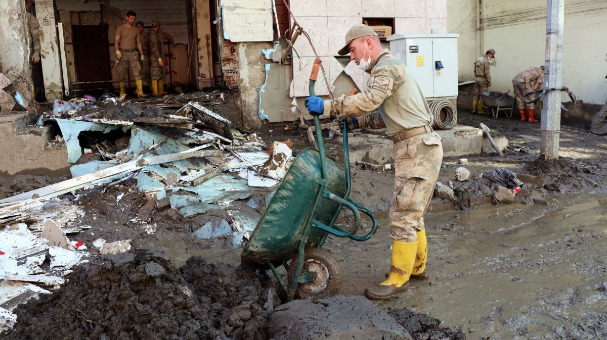Sel bölgesindeki Türk askerinden bayrak sevgisi #1