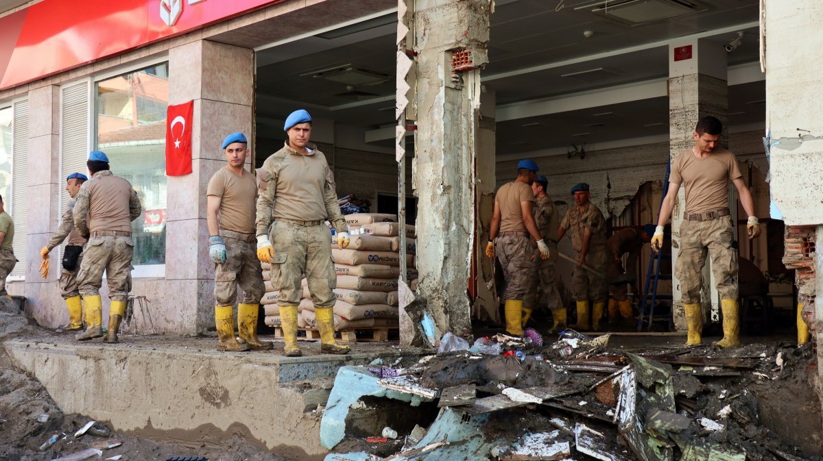 Sel bölgesindeki Türk askerinden bayrak sevgisi #2